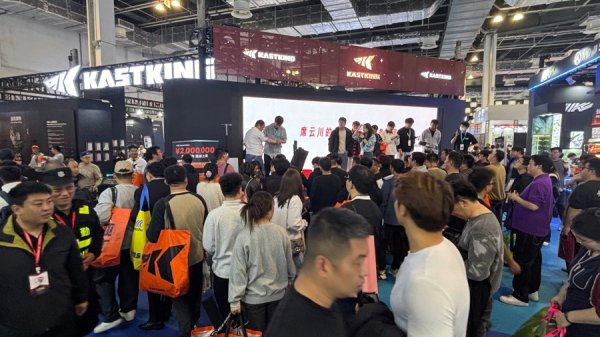 “老头乐”变“水上高尔夫”！这届年轻人爱当“钓鱼佬”，舍得为情绪价值花钱