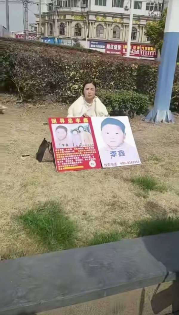 失散33年姐弟在仙桃团圆，两人跪在母亲坟前哭成泪人，希望能找到离家的父亲