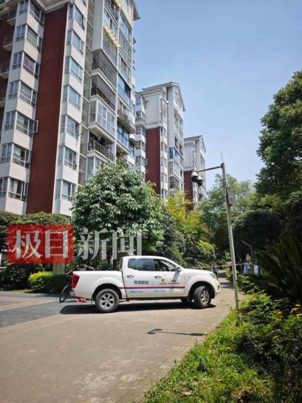 成都一居民小区凌晨起火致5死2伤，记者现场探访：起火楼栋入口被熏黑，伤者无生命危险