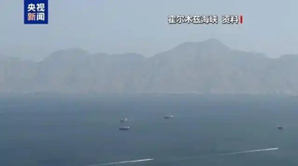 特朗普：暂停“自由计划”行动；该行动启动仅1天，此前美军称已在霍尔木兹海峡上空形成一个保护“穹顶”，引导各国被困船只驶离该海峡