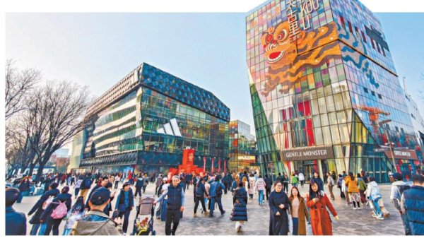 非遗醒狮“闯入”时尚街区！假期北京商圈消费热力足