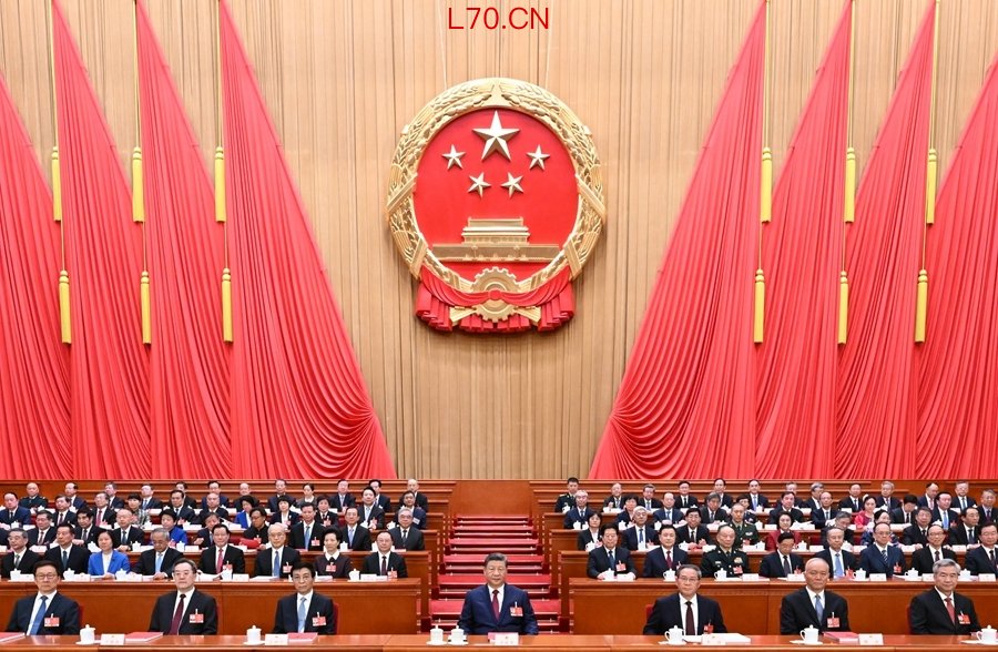 3月12日下午，第十四届全国人民代表大会第四次会议在北京人民大会堂闭幕。党和国家领导人习近平、李强、王沪宁、蔡奇、丁薛祥、李希、韩正等在主席台就座。