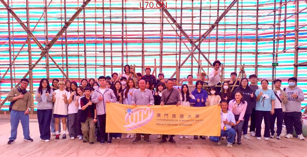 2025年4月14日，澳门青年学生参与搭棚工作坊后合影。新华社发