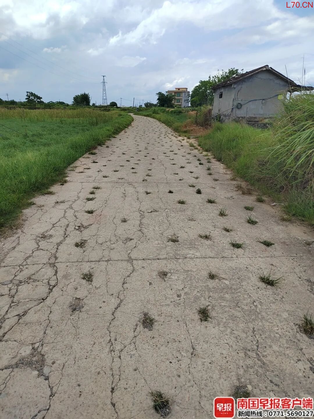 ▲被凿出大量坑洞的道路。