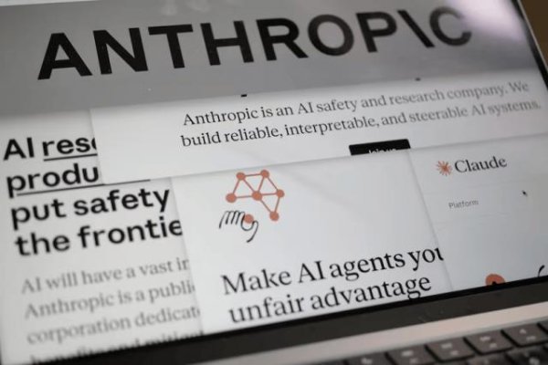 特朗普封杀Anthropic引爆硅谷，死对头奥特曼都来声援了