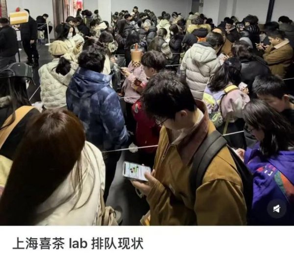 喜茶新店开业排队5小时，我们来聊聊这波限定值不值。