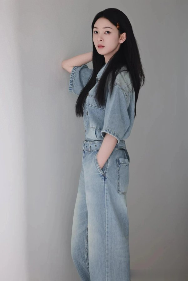 陈瑶牛仔裤拖鞋特别清纯