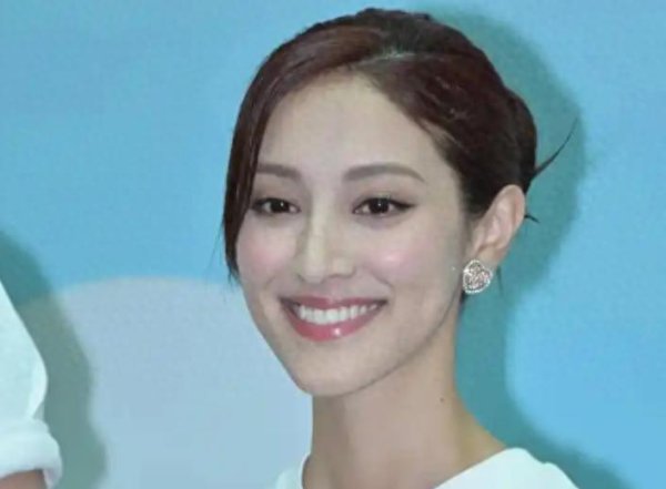 被曝父女恋后, 她嫁大21岁明星4年抱3娃, 现住1.2亿豪宅生活幸福