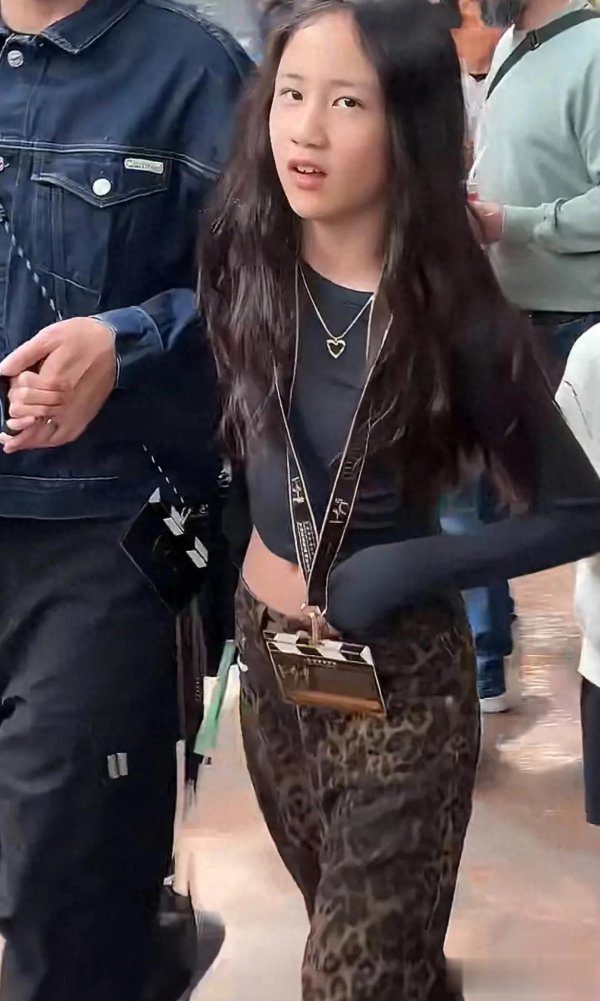 黄磊二女儿颜值上热搜, 营销美貌? 网友不买账: 要进娱乐圈节奏