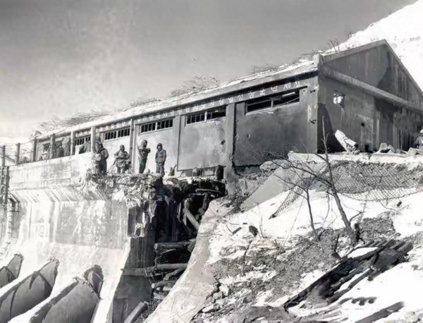 风雪长津湖: 郭荣熙与首炸水门桥的生死十二里